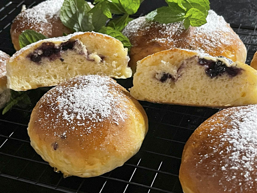 bułki drożdżowe z jagodami