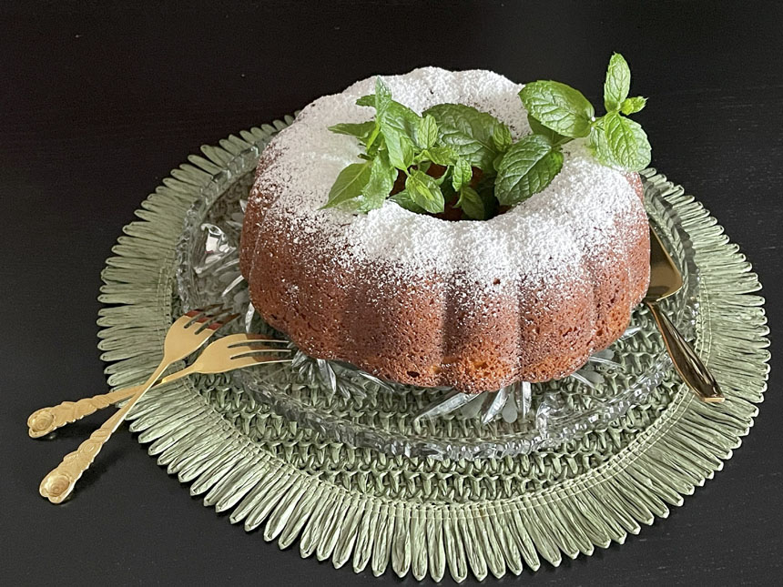 Jogurtowa babka z brzoskwiniami