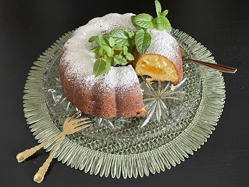 Jogurtowa babka z brzoskwiniami