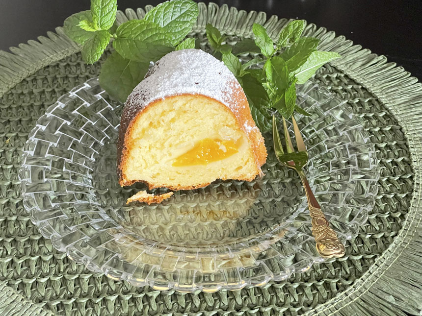 Jogurtowa babka z brzoskwiniami