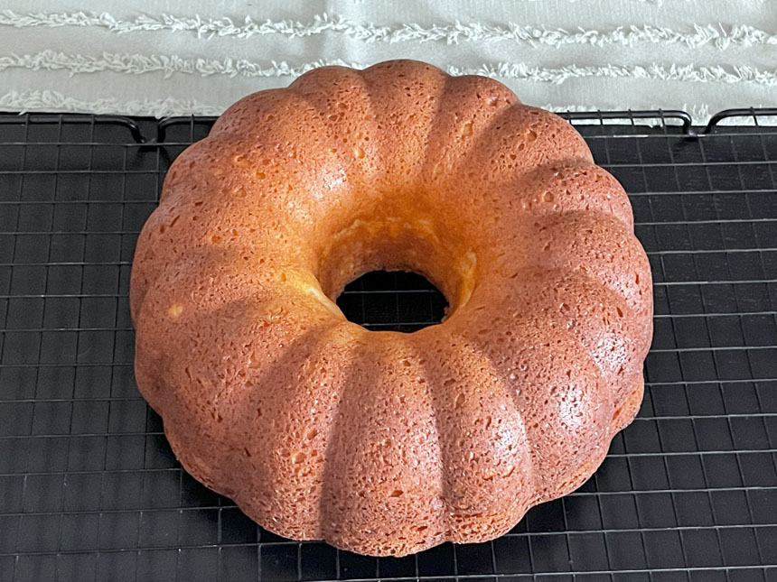 Jogurtowa babka z brzoskwiniami