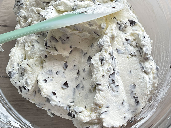 Tort czekoladowo - orzechowy -straciatella