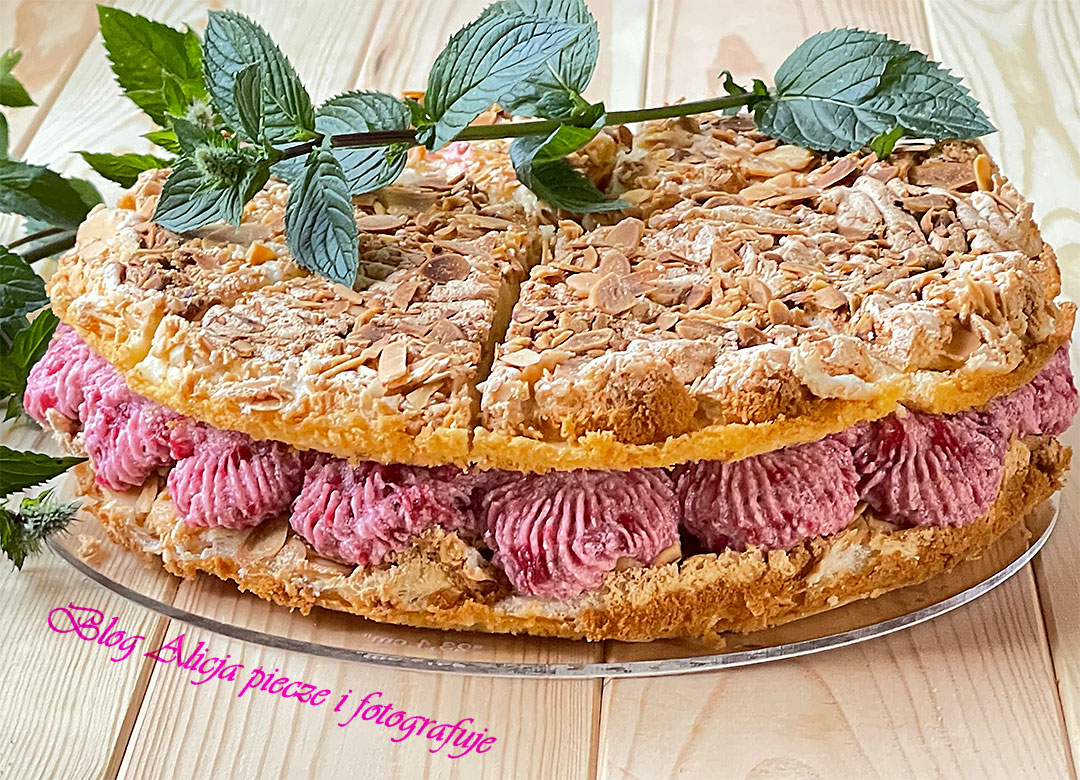 Bezowy tort malinowy