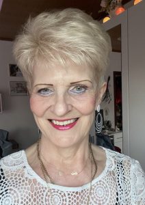 Alicja piecze i fotografuje