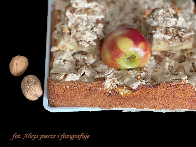 Jabłecznik z jajecznym likierem Eierlikör i bezą