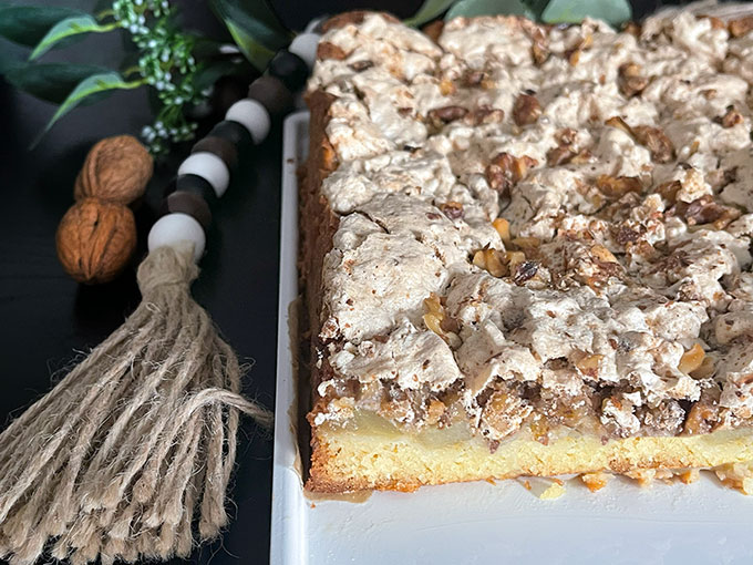 Jabłecznik z jajecznym likierem Eierlikör i bezą