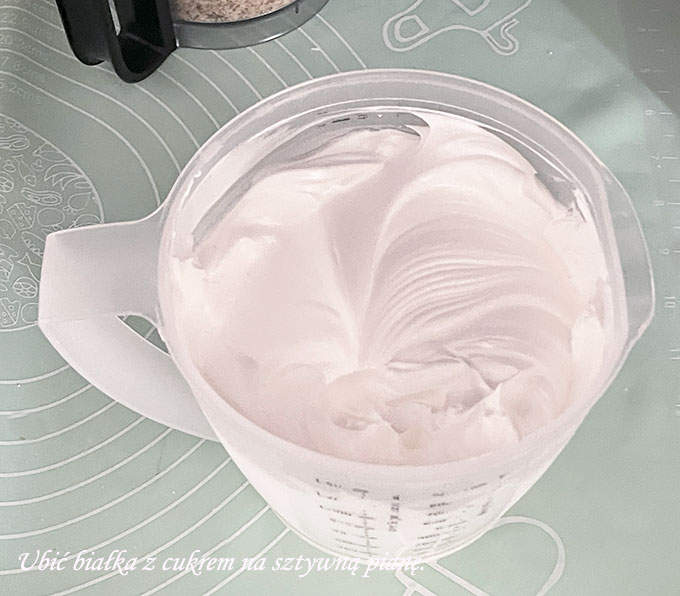 Jabłecznik z jajecznym likierem Eierlikör i bezą