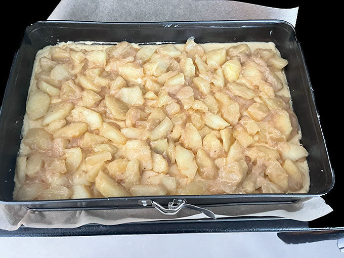 Jabłecznik z jajecznym likierem Eierlikör i bezą