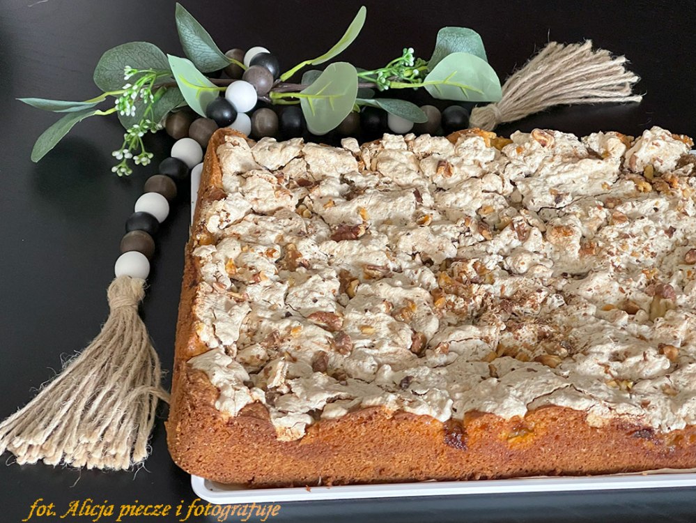 Jabłecznik z jajecznym likierem Eierlikör i bezą