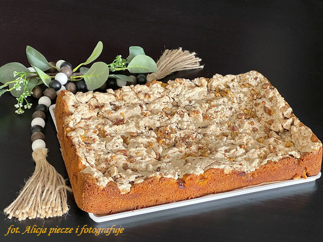 Jabłecznik z jajecznym likierem /Eierlikör/ i bezą