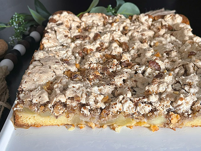 Jabłecznik z jajecznym likierem Eierlikör i bezą