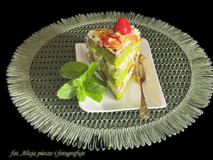 Tort szpinakowy z owocami 