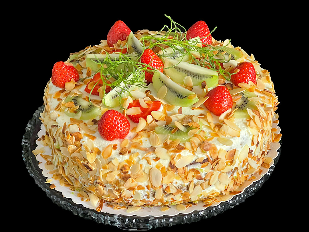 Tort szpinakowy z owocami