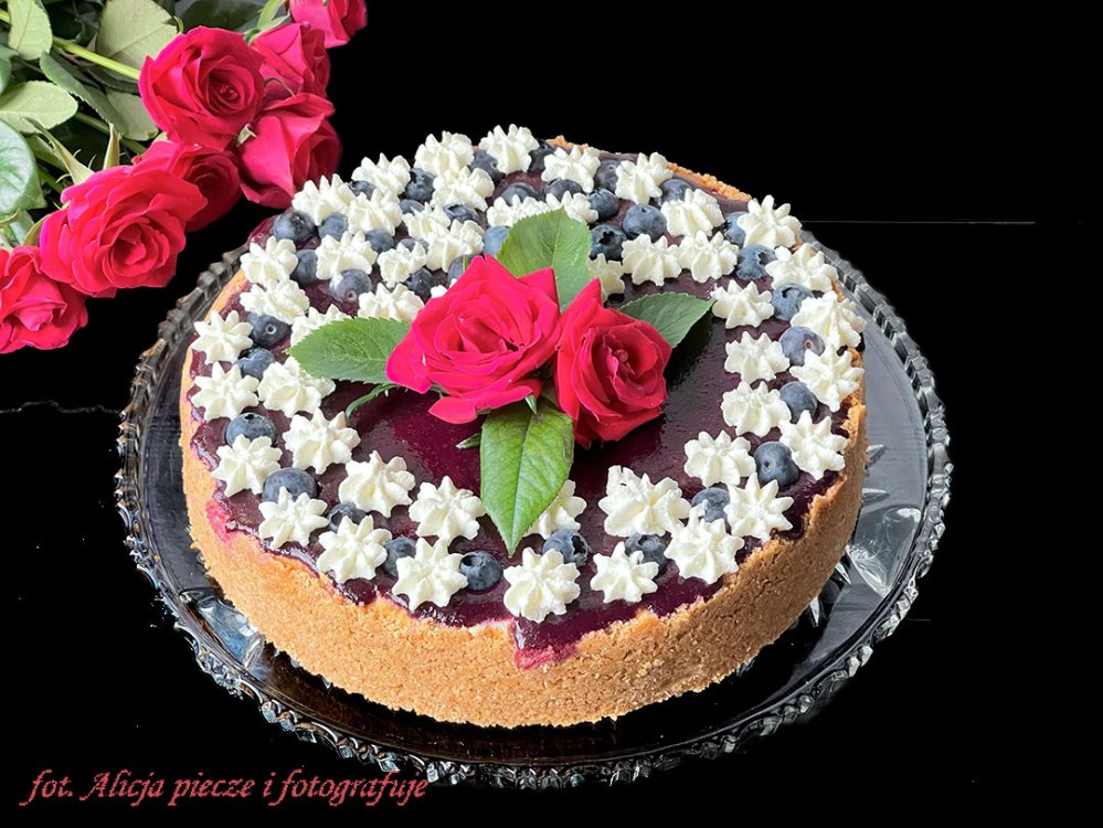 Sernik z porzeczkami i glazurą