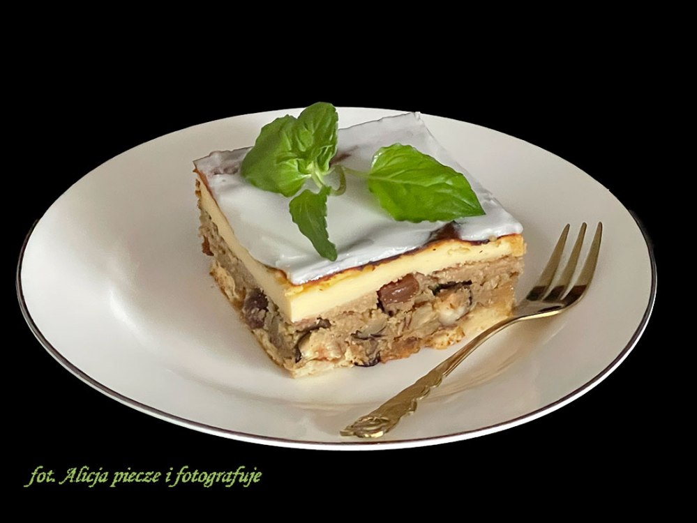 Sernik na białym maku