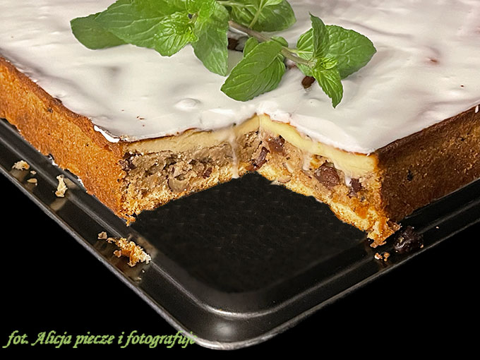 Sernik na białym maku