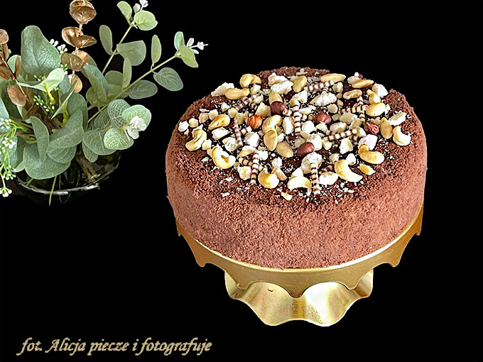 Tort czekoladowo - kremowy