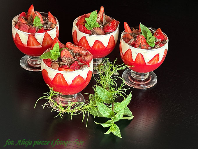Rabarbar - Truskawki - Panna Cotta -deser