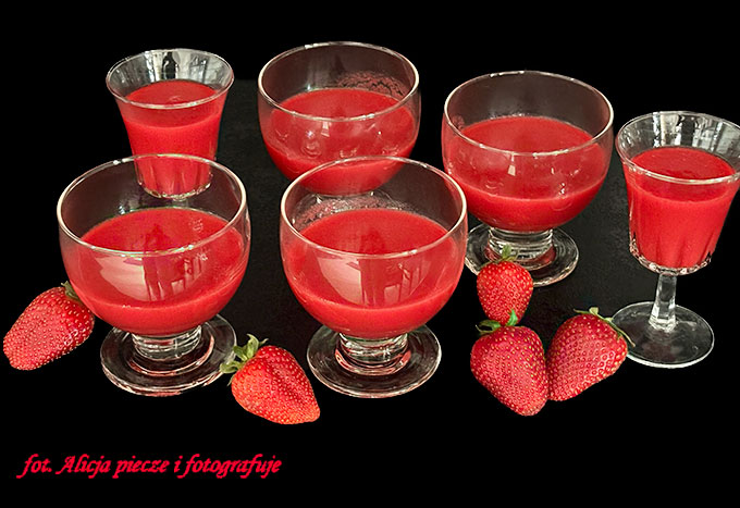 Rabarbar - Truskawki - Panna Cotta -deser